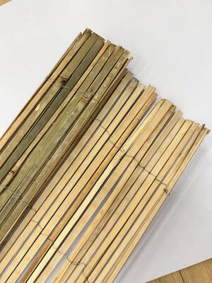Rouleau d'écran de confidentialité à lattes de clôture en bambou fendu Durable pour l'aménagement paysager extérieur et la décoration de Patio