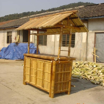 Partie Tiki Bar tropical en bambou de cabane 220x160cm avec les tabourets de dessous d'étagère de Cabinet