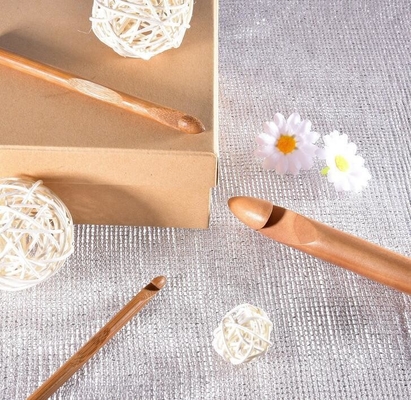 Main - les aiguilles de tricotage circulaires en bambou tissées de cadeaux ont carbonisé les aiguilles de crochet en bambou