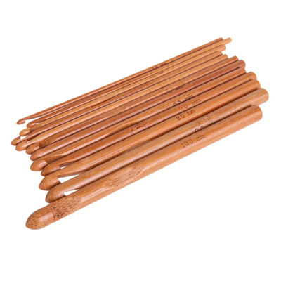 Main - les aiguilles de tricotage circulaires en bambou tissées de cadeaux ont carbonisé les aiguilles de crochet en bambou