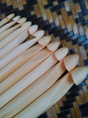 Main - les aiguilles de tricotage circulaires en bambou tissées de cadeaux ont carbonisé les aiguilles de crochet en bambou