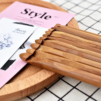 Les aiguilles les outils de couture de tête simple qu'en bambou manipulent le crochet de crochet ont carbonisé le tricotage