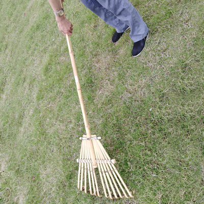 La pelouse en bambou légère de jardin de râteau de Gress assemblent vite le râteau 32cm de feuille