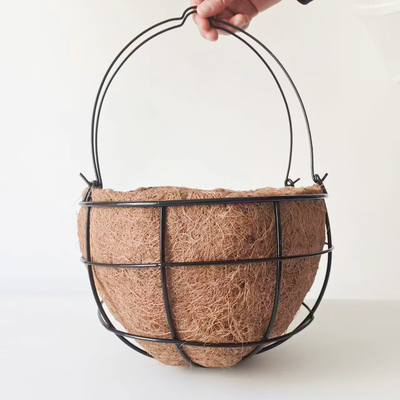 Panier accrochant de planteur en métal de décoration de jardin avec le revêtement de Cocos de fibre de coco de Cocos