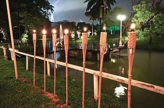 Boîtes métalliques en bambou d'huile en métal du décor 115cm Tiki Torches With Flickering Flame de jardin