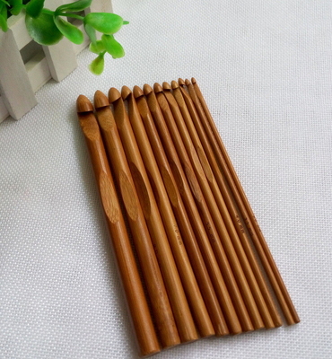 Tissez le bambou de métier de fil les aiguilles de tricotage que circulaires ont carbonisé les crochets de crochet en bambou de poignée