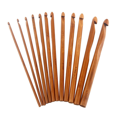 Main - les aiguilles de tricotage circulaires en bambou tissées de cadeaux ont carbonisé les aiguilles de crochet en bambou