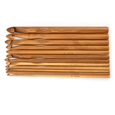 Main - les aiguilles de tricotage circulaires en bambou tissées de cadeaux ont carbonisé les aiguilles de crochet en bambou