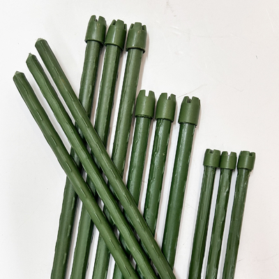 Des piquets de jardin pour la culture de plantes grimpantes, de plantes en pot, de tomates et d'arbres