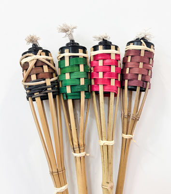 Torche Tiki en bambou naturel avec porte-bougie en métal noir pour la décoration extérieure