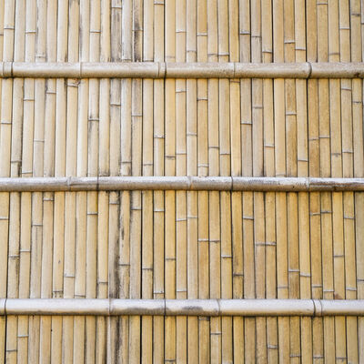 Rouleau d'écran de confidentialité à lattes de clôture en bambou fendu Durable pour l'aménagement paysager extérieur et la décoration de Patio