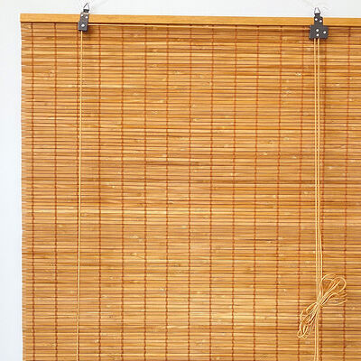 Des stores en bambou naturels écologiques, des stores de fenêtre de style romain, pour la décoration intérieure et extérieure.