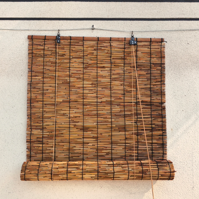 Store enroulable en roseau naturel avec blocage de 70 % de la lumière, facile à installer et durée de vie plus longue pour la décoration de porche